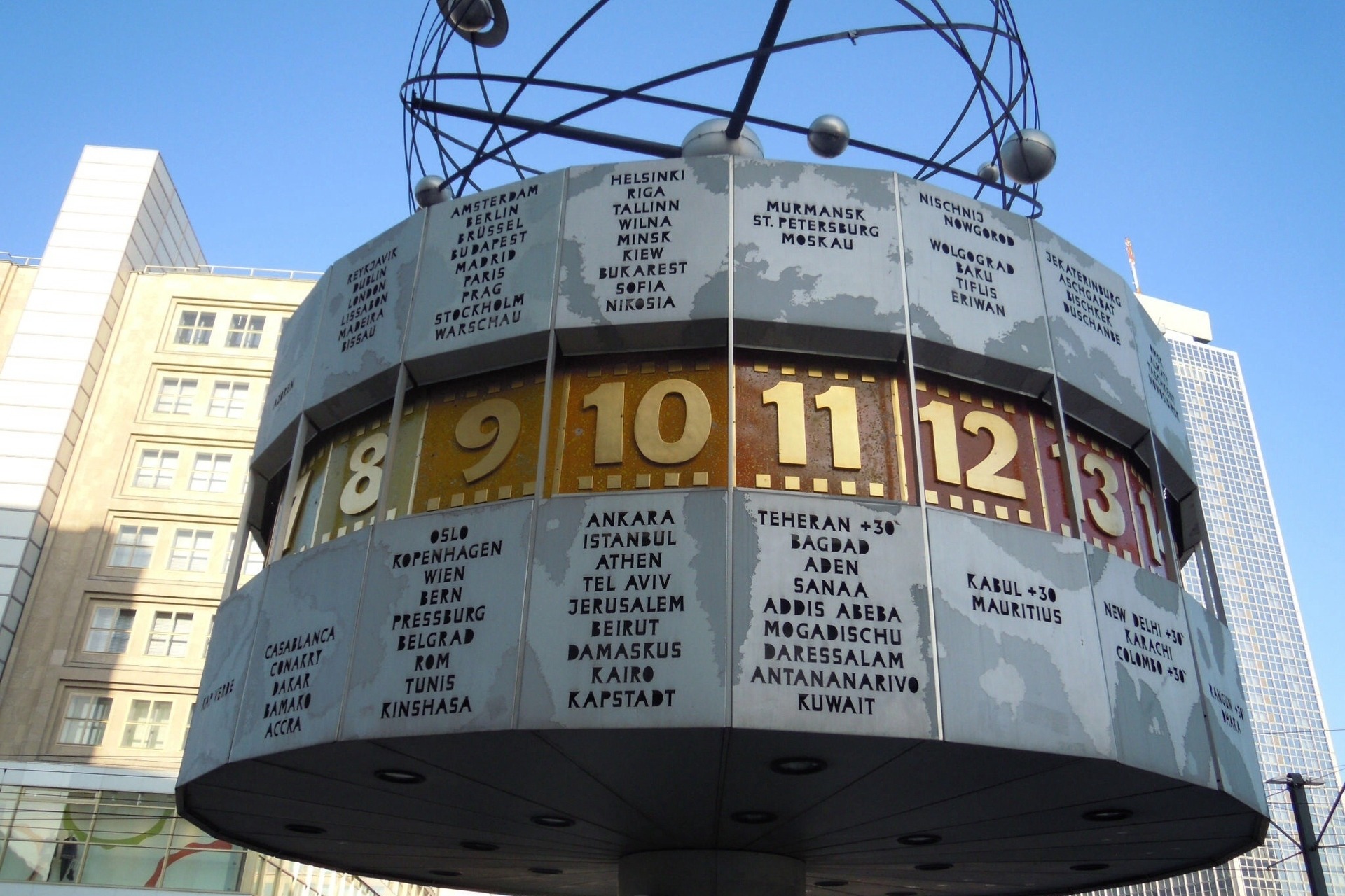 Die Urania Weltzeituhr am Alexanderplatz Die Urania Weltzeituhr am Alexanderplatz